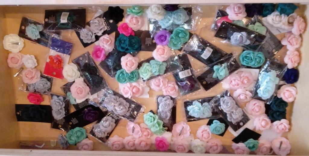108 haarbloemen clips stoffen roosjes diverse kleuren LOT, Ophalen of Verzenden, Nieuw, Haarspeld
