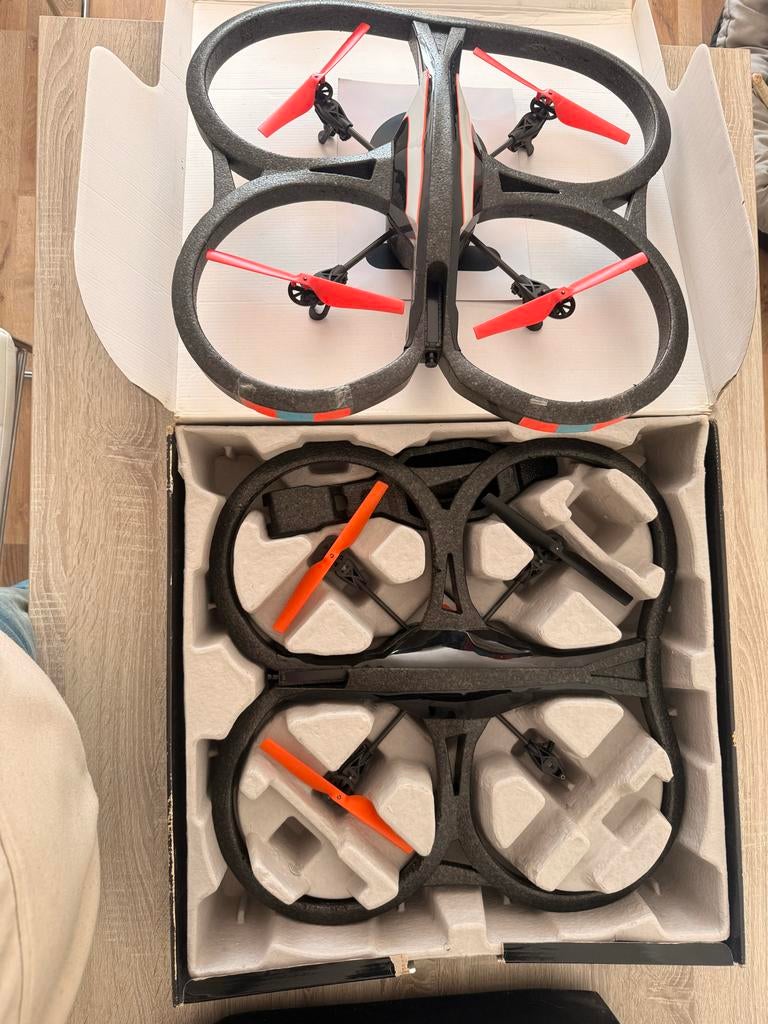 2x Parrot AR.Drone 2.0 voor onderdelen, 250 tot 900 gram, Basiskwaliteit, Minder dan 100 meter, Niet werkend