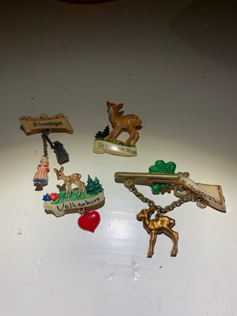 4 Vintage Broches: Scheveningen, Valkenburg, Jagershuis, Her, Overige materialen, 4 tot 7 cm, Gebruikt, Overige kleuren