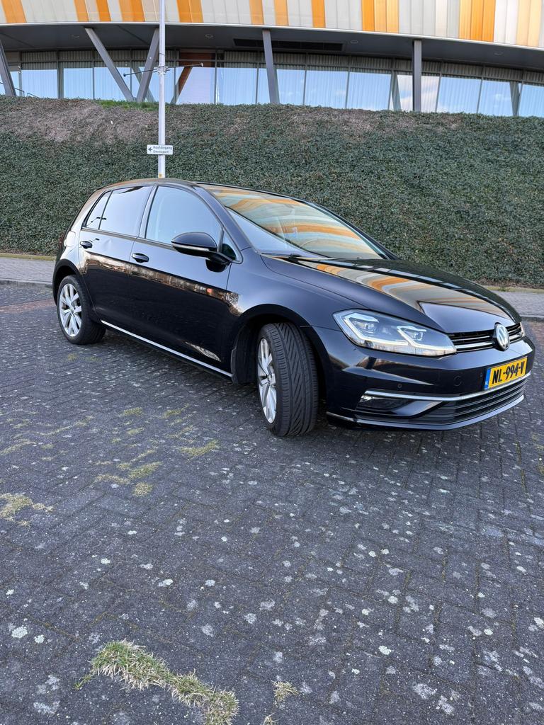 Volkswagen Golf 1.0 TSI 110pk 7-DSG 5D 2017 Zwart, Auto's, 620 kg, Zwart, Origineel Nederlands, 3 cilinders