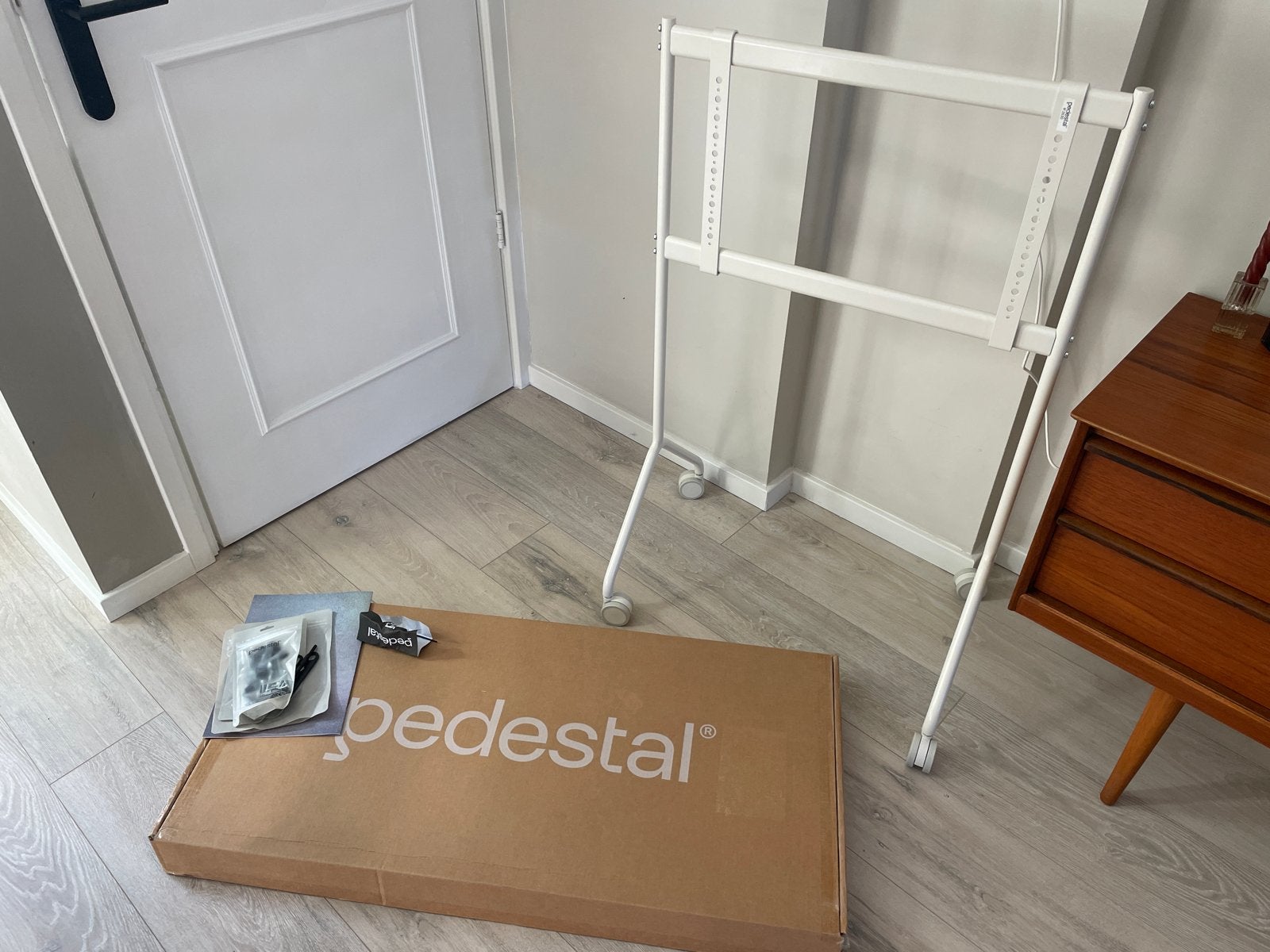 Pedestal Light Pearl TV-standaard, Audio, Tv en Foto, Televisie-accessoires, Ophalen, Nieuw