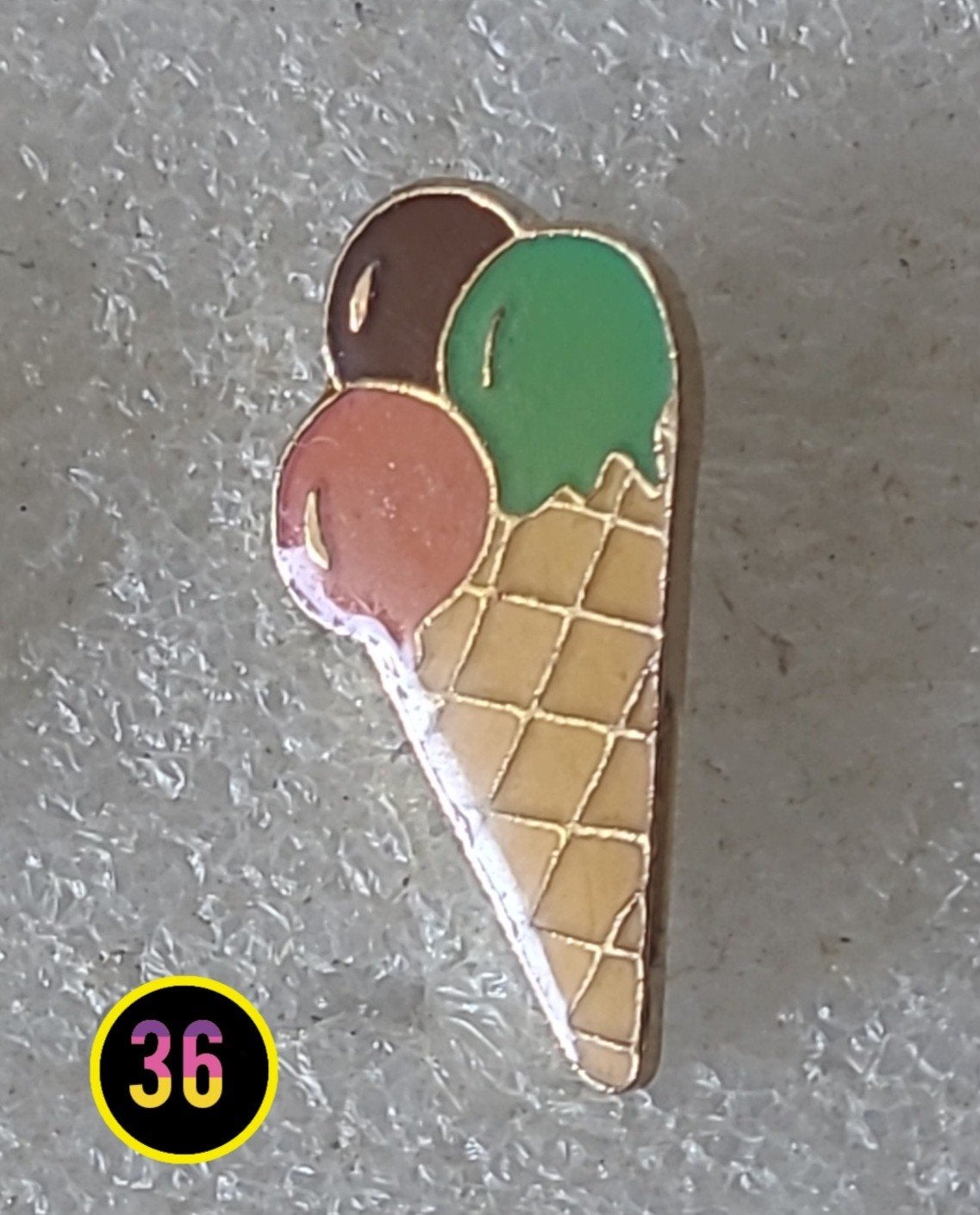 Leuke pin in de vorm van een ijshoorntje met 3 bollen, Verzamelen, Speldjes, Pins en Buttons, Verzenden, Gebruikt, Overige onderwerpen
