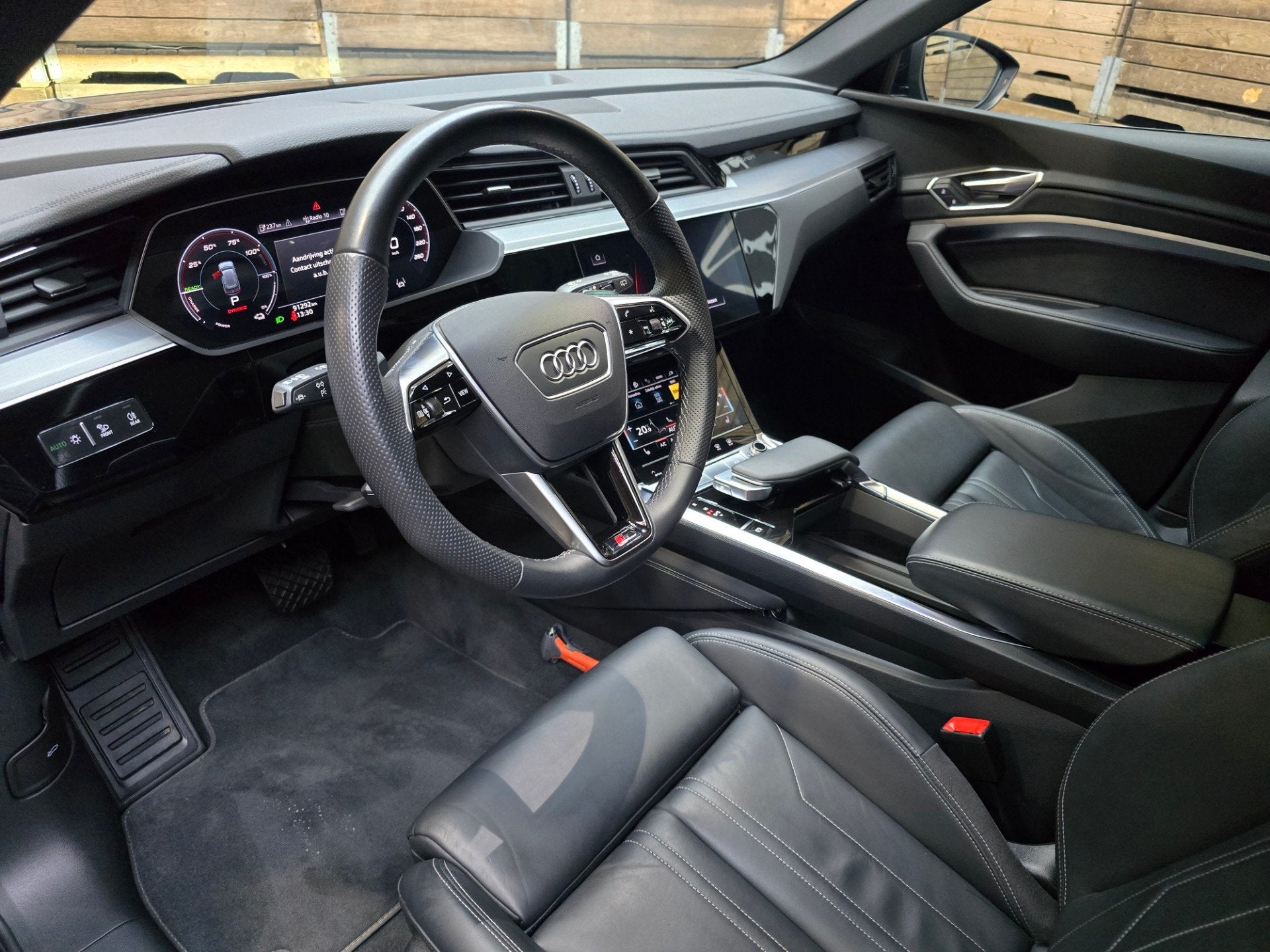 Audi E-tron 55 quattro S edition S-Line 95 kWh Pano HUD Clim, Automaat, 131 €/maand, Zwart, 95 kWh