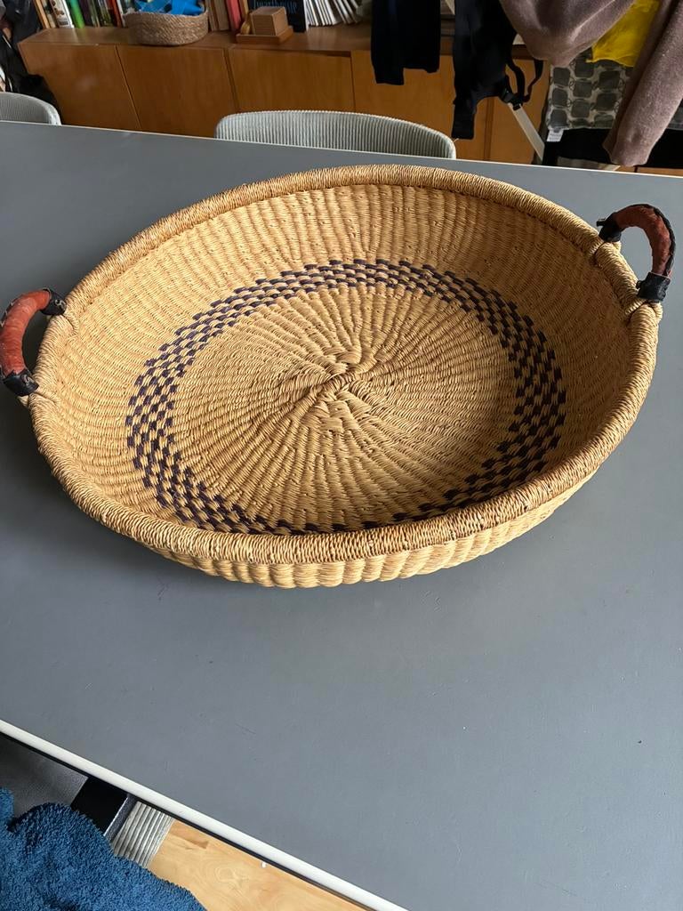 Handgemaakte platte rieten mand., Huis en Inrichting, Woonaccessoires | Schalen en Manden, Mand, Rond, Ophalen of Verzenden, Zo goed als nieuw