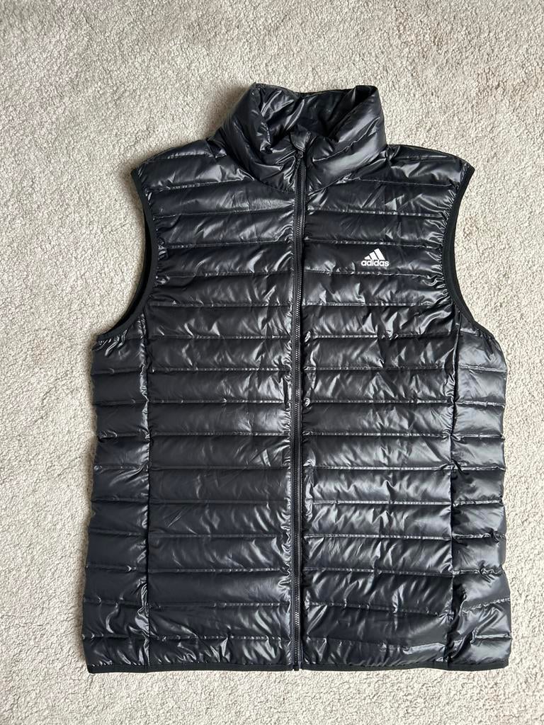 Adidas Zwarte Bodywarmer - Maat L (valt als M) - Nieuw, Kleding | Heren, Bodywarmers, Ophalen of Verzenden, Nieuw, Maat 48/50 (M)