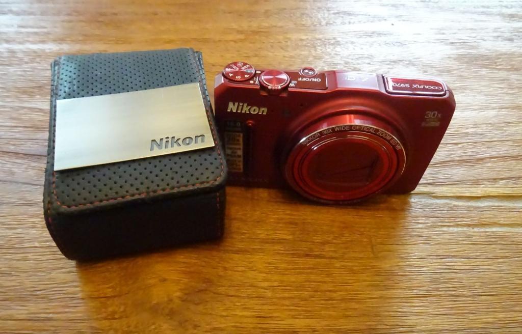 Rode Nikon Coolpix S9700., Compact, Ophalen of Verzenden, Niet werkend, Nikon