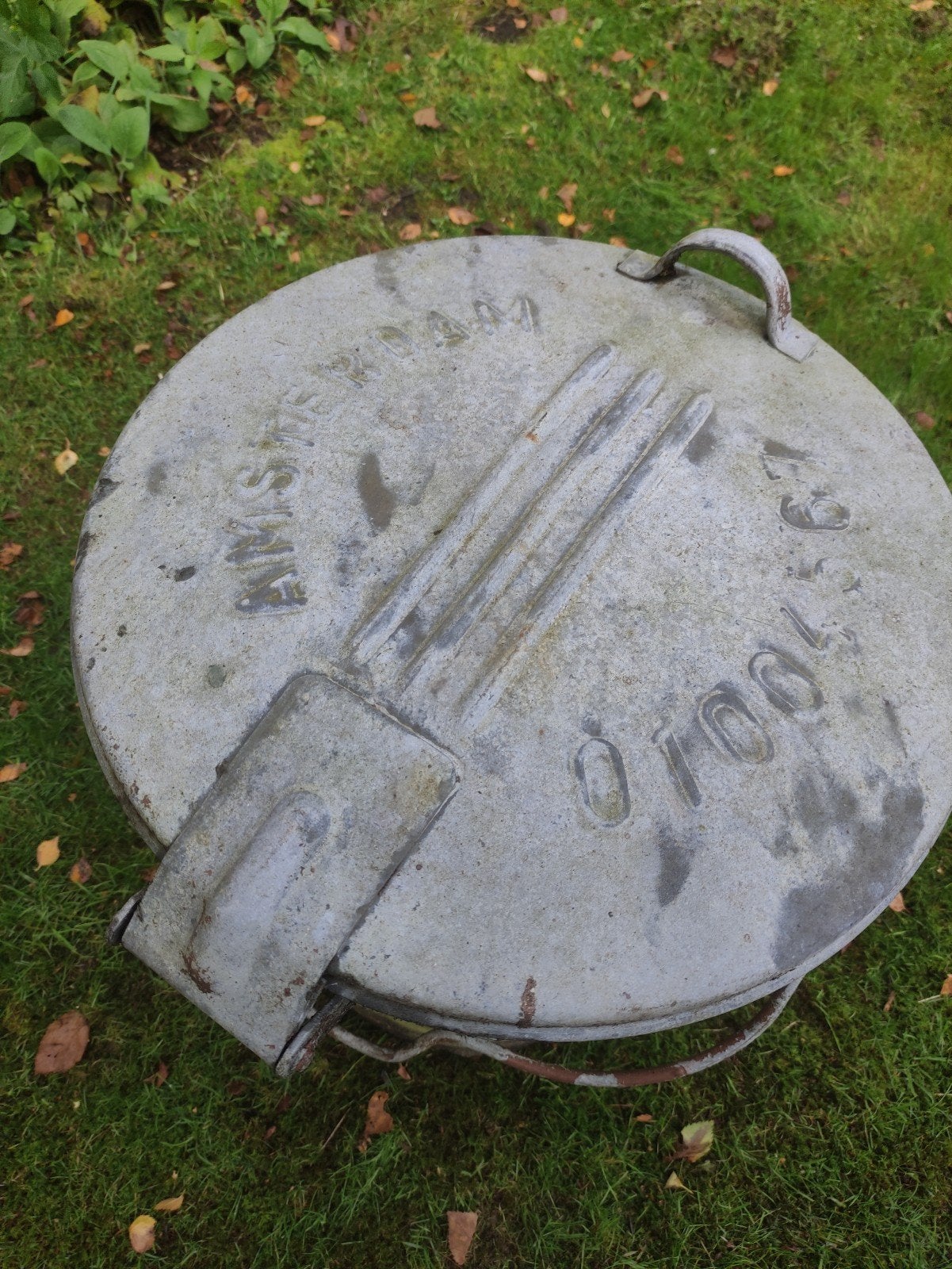 Vintage metalen emmer met deksel, Ophalen