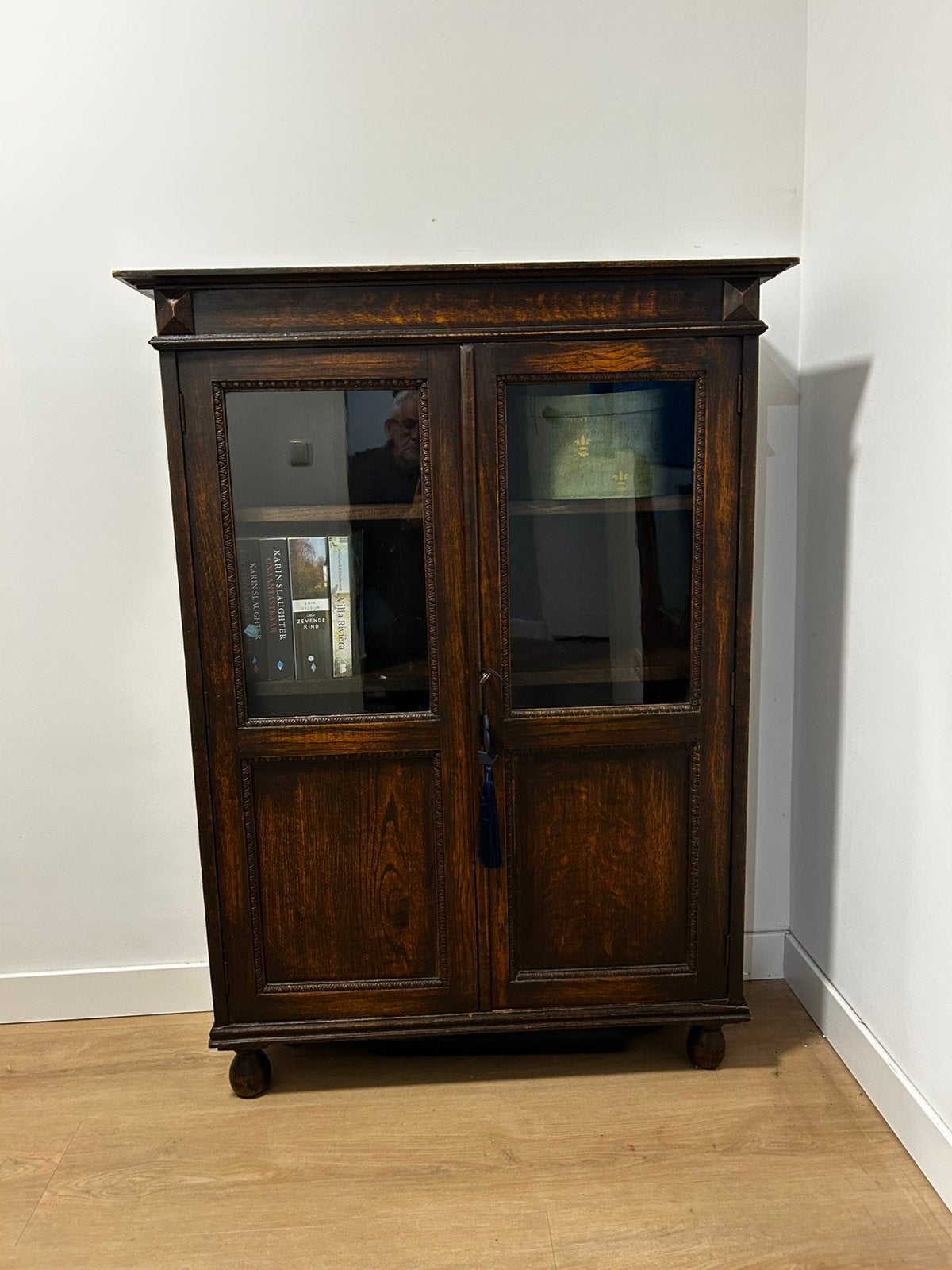Eikenhouten kast, Ophalen