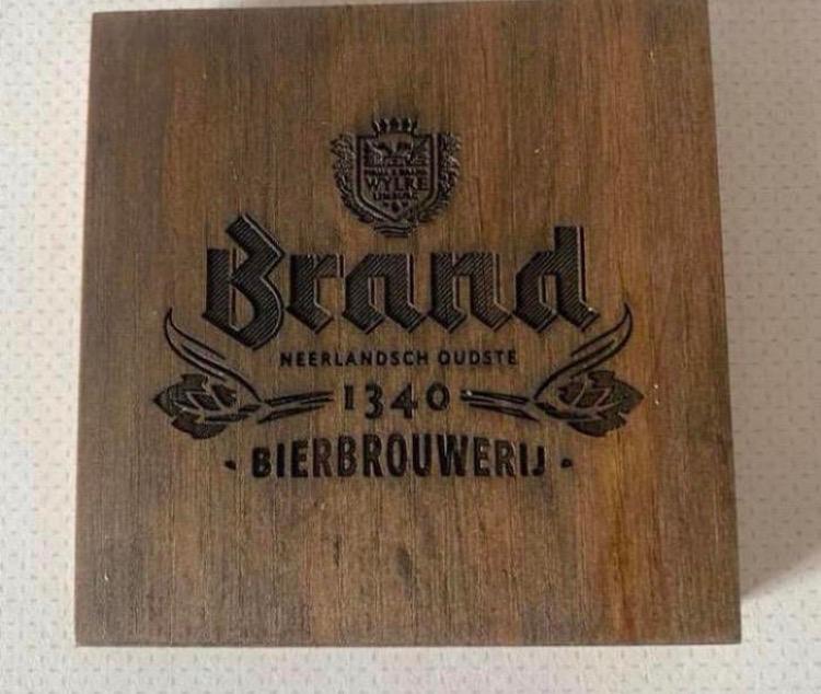 Vierkante houten opener van Brand bier. Afm. 8x8x1,5 cm., Ophalen of Verzenden, Zo goed als nieuw, Gebruiksvoorwerp