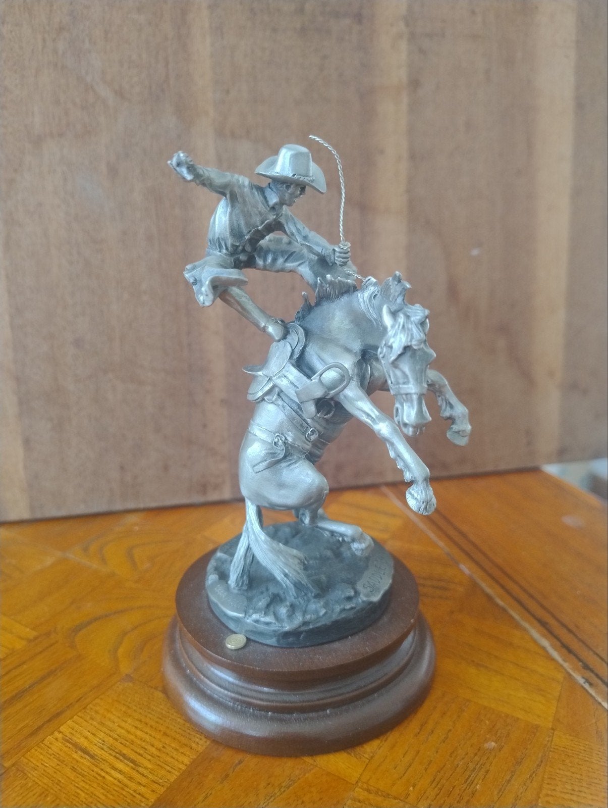 Tinnen beeld: Cowboy op steigerend paard, Ophalen, 20 - 50 cm, Op sokkel, Beeld