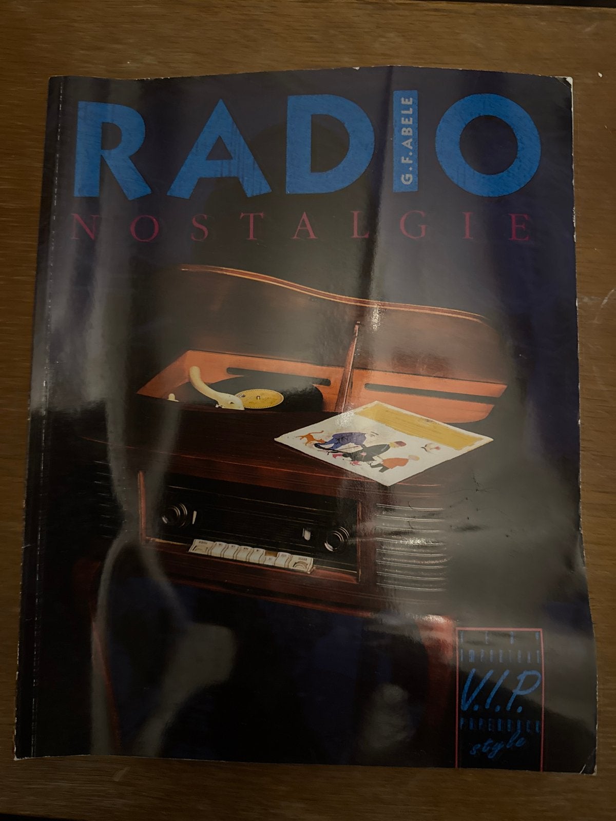 Radio Nostalgie - G.F. Abele - Boek over radio's, Ophalen of Verzenden, Gelezen