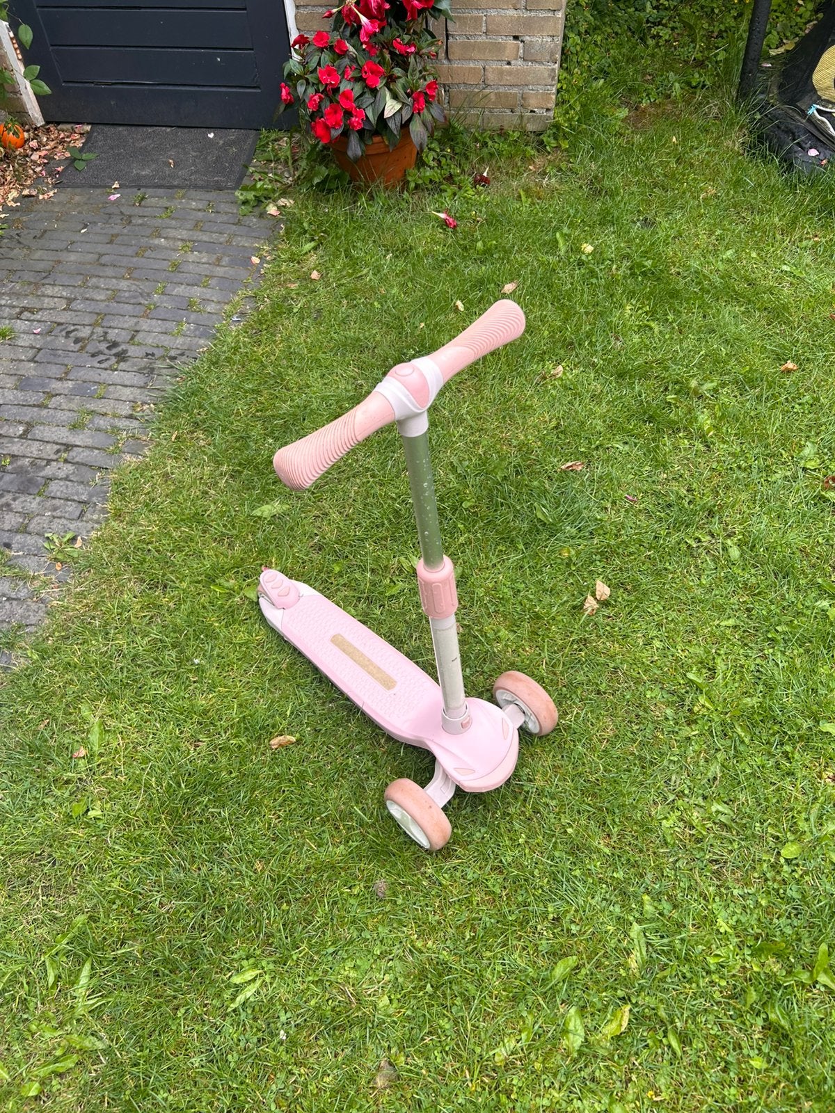 Step suotu roze met lampjes in wielen, Ophalen, Gebruikt, Gewone step