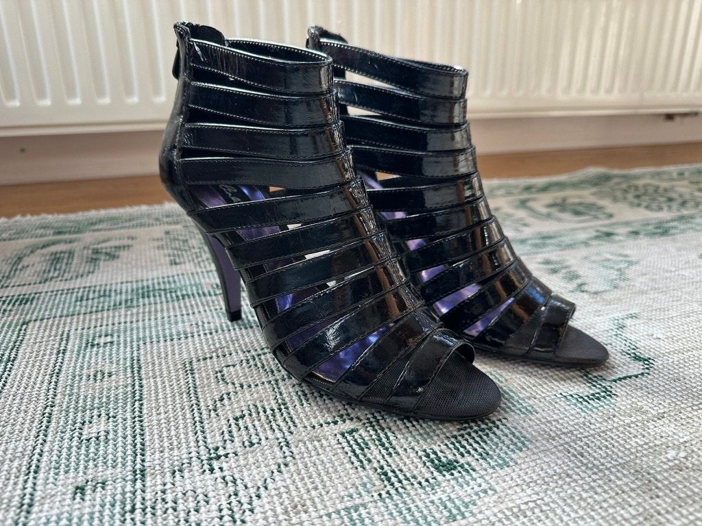 Blink zwarte lakleren "cage" sandalen maat 39, Zwart, Zo goed als nieuw, Blink, Sandalen of Muiltjes