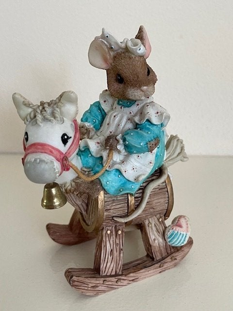 Muizen Beeldje Muis op Hobbelpaard Priscilla Hillman, Enesco, Verzamelen, Ophalen of Verzenden, Zo goed als nieuw, Dier