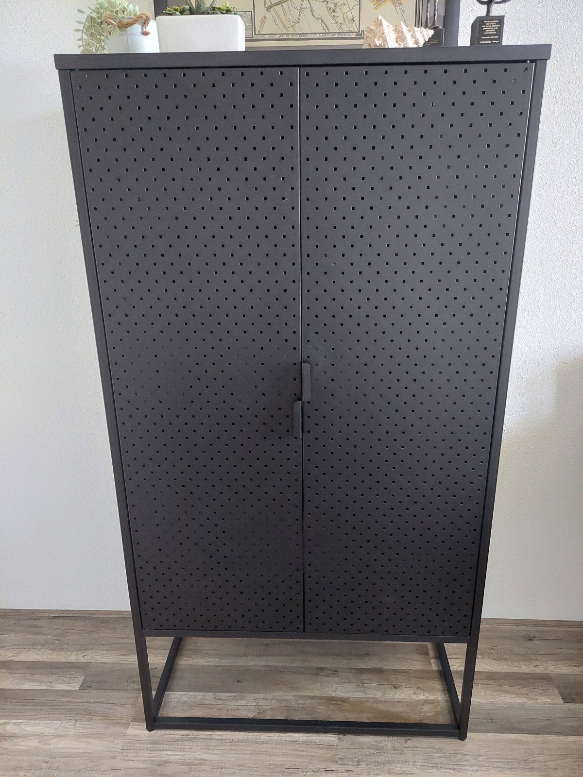 Zwarte metalen kast - Jysk Virum, Ophalen, Met deur(en), Modern, Industrieel, 50 tot 100 cm