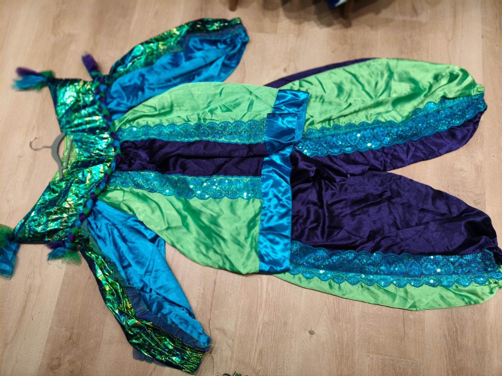kleurrijke carnavals set buiten/ binnen 2 sets, Ophalen, Zo goed als nieuw, Maat 42/44 (L), Carnaval