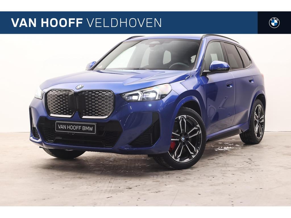 BMW iX1 eDrive20 M Sport / Sportstoelen / Achteruitrijcamera, Zwart, Blauw, LED verlichting, Nieuw