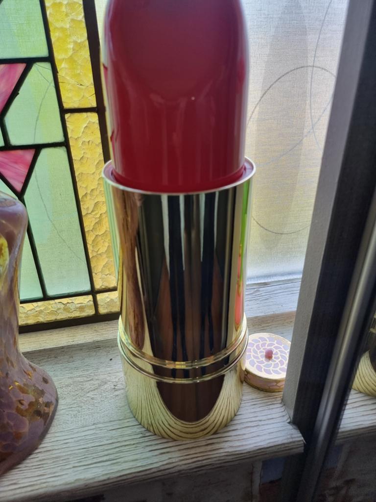 Grote lippenstift decoratie - Rood en Goud/ koeler, Antiek en Kunst, Ophalen of Verzenden