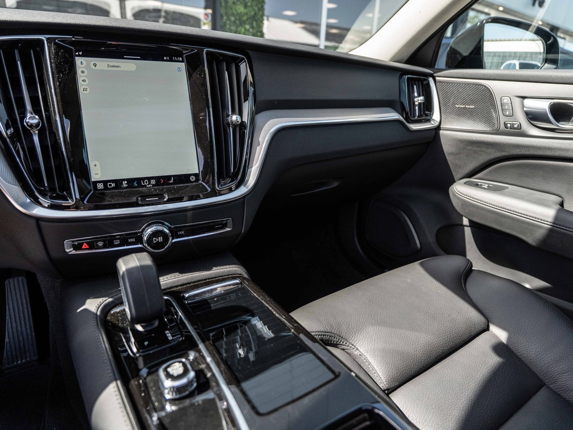 Volvo V60 2.0 T6 PHEV 350PK AWD Plus Dark |100% | Pano | Sur, Automaat, Dealer onderhouden, Zwart, 4 cilinders