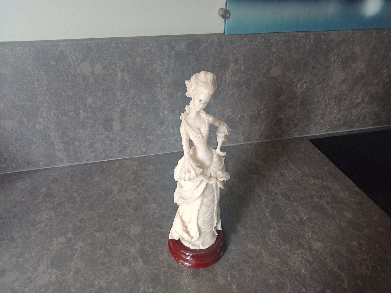 Elegant beeldje van dame in Rococo stijl, Ophalen, 20 - 50 cm, Op sokkel, Beeld