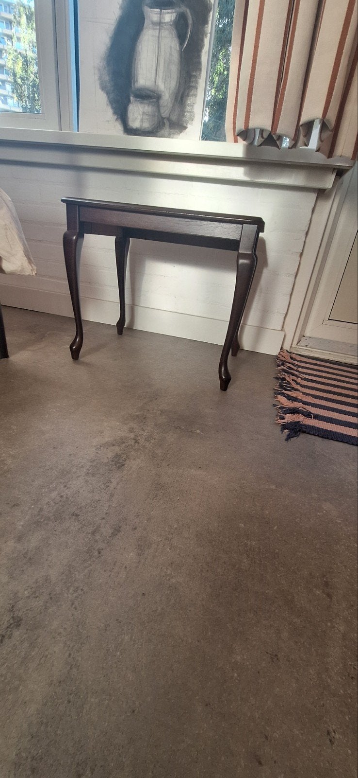Klassieke houten sidetable met sierlijke poten, Ophalen, Gebruikt