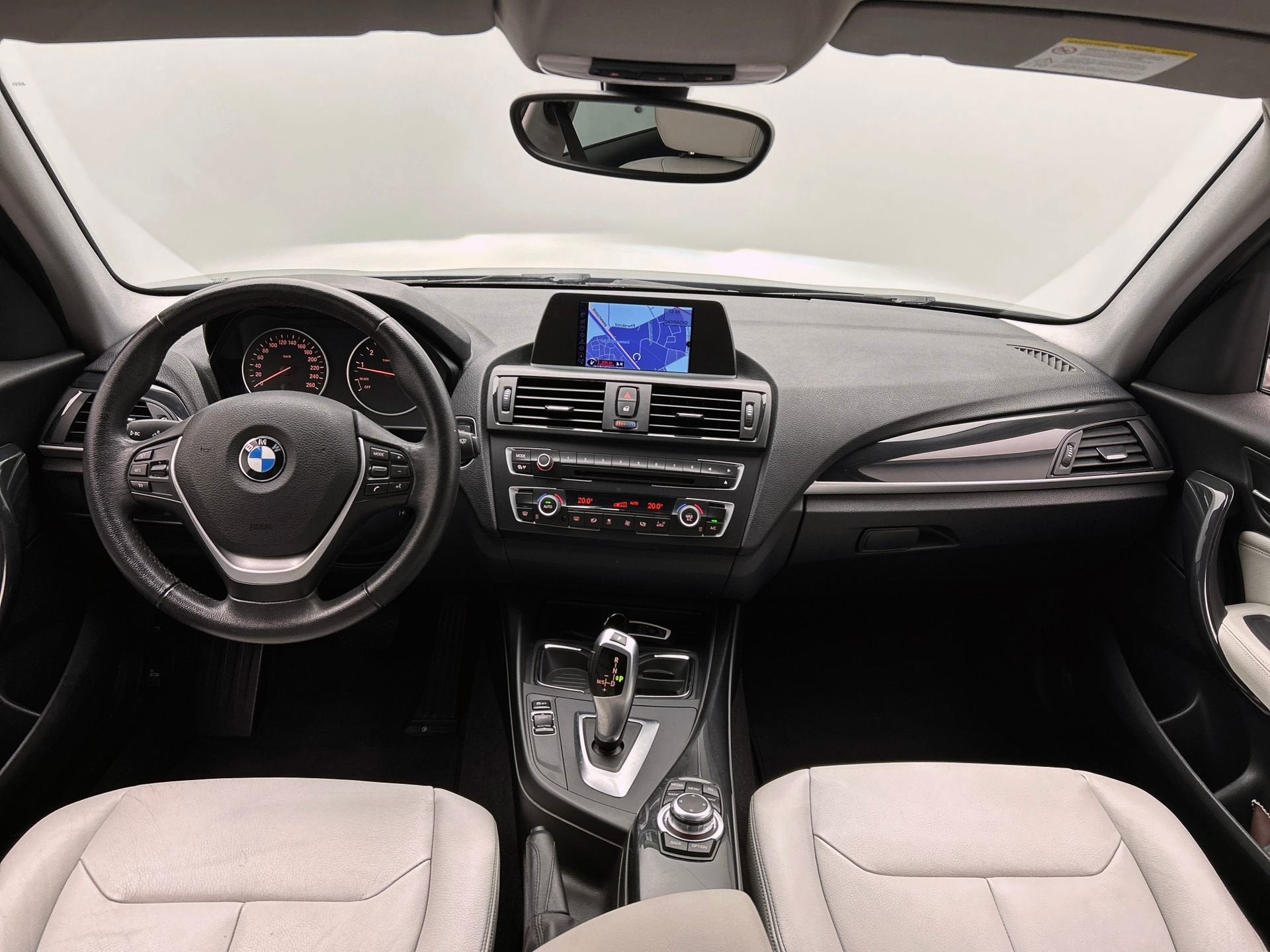 BMW 1-serie 116i Upgrade Edition | Origineel NL | Trekhaak |, Euro 5, Gebruikt, Beige, 4 cilinders