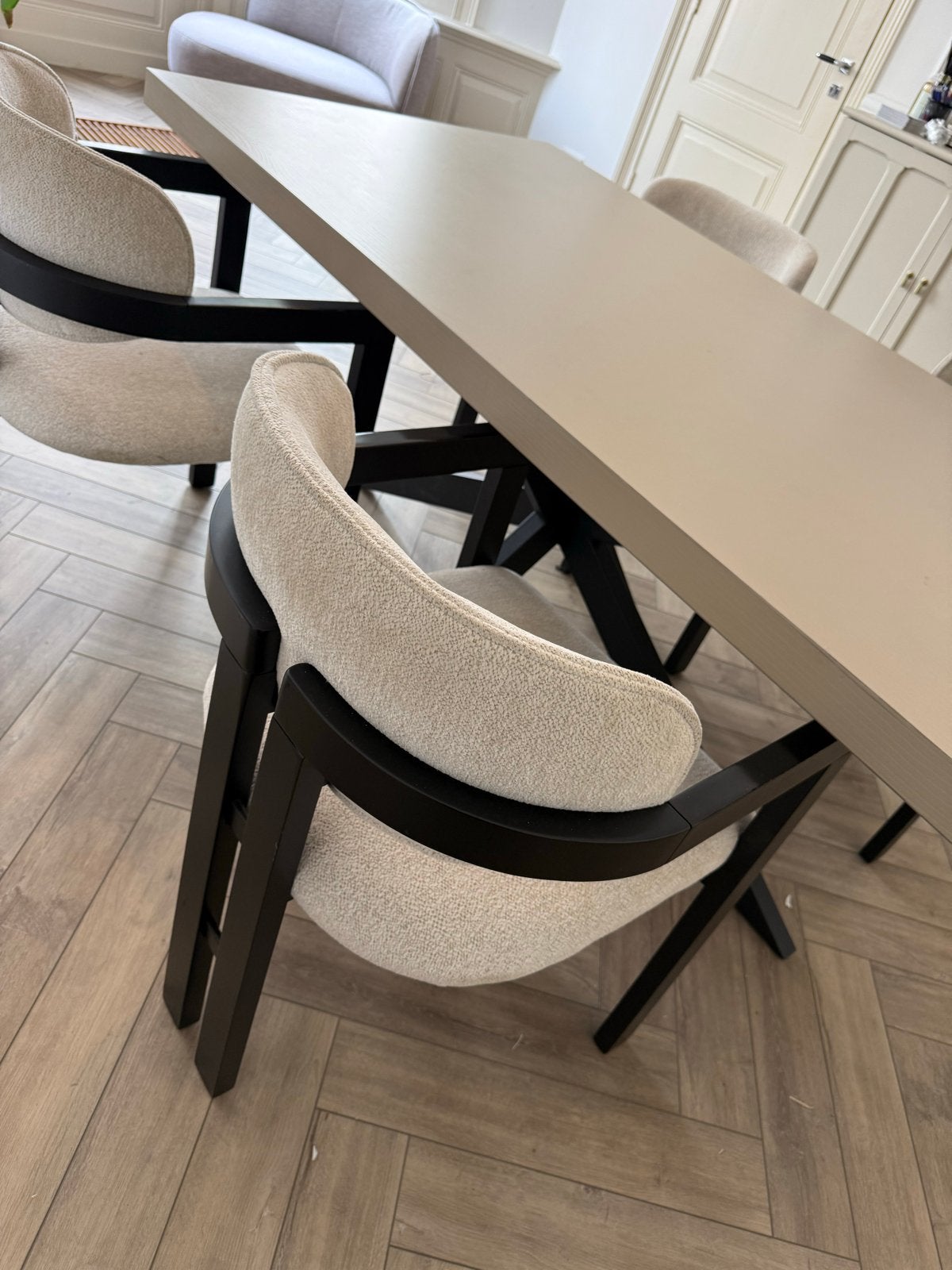 Luxe eettafel 160 cm | Taupe blad & zwarte spinpoot, Zo goed als nieuw, Vier personen, Rechthoekig, 50 tot 100 cm