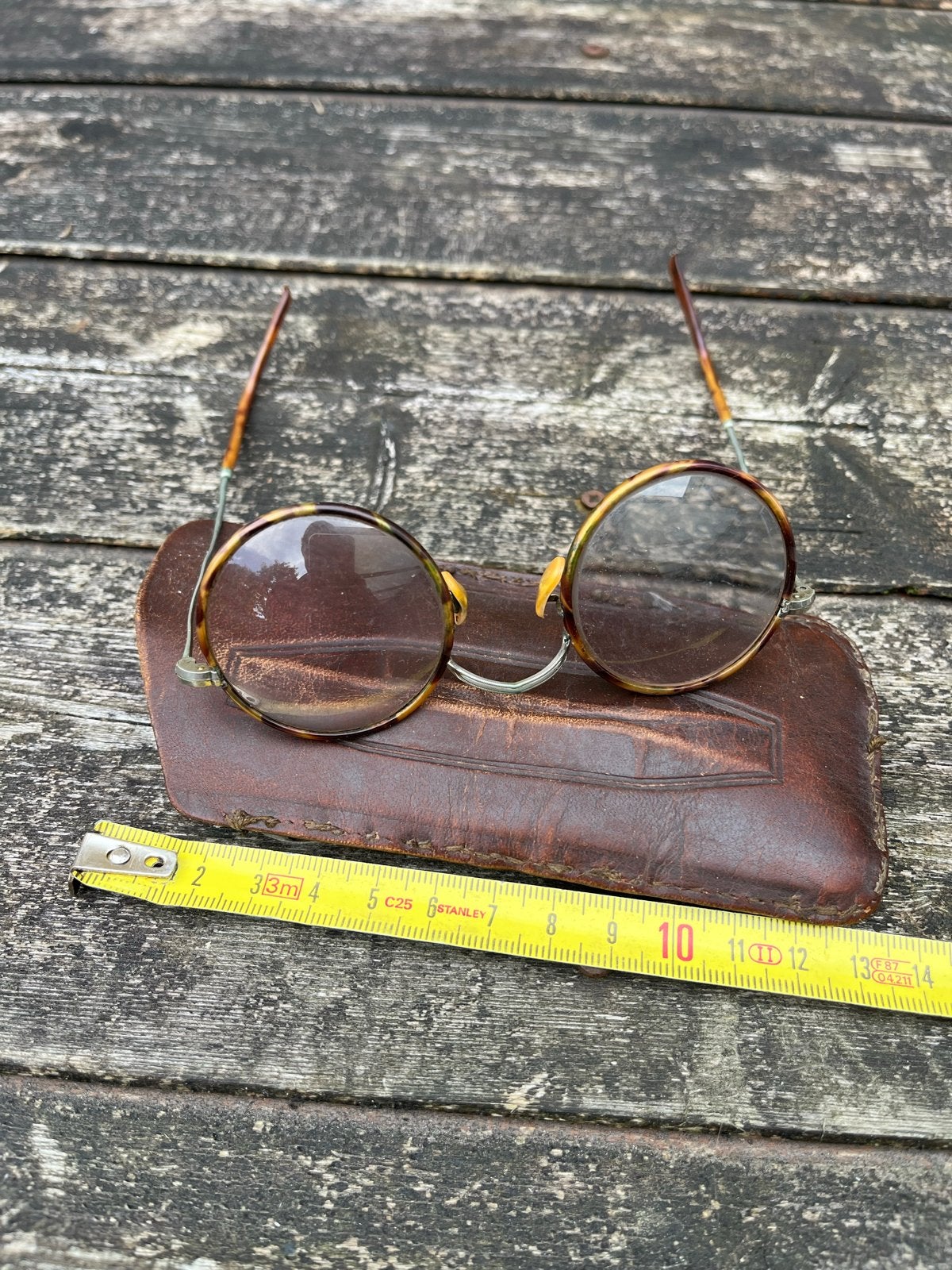 Vintage ronde bril met schildpadmontuur en leren etui, Antiek en Kunst, Ophalen of Verzenden