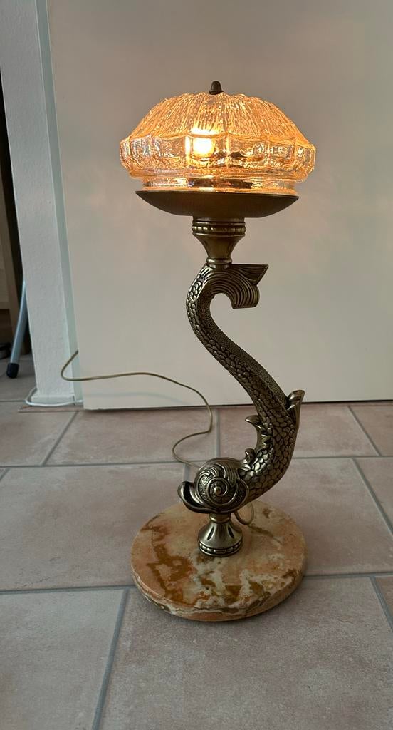 Antieke Dolfijn  Lamp met Marmeren Voet en Gouden Afwerking, Huis en Inrichting, Lampen | Tafellampen, Nieuw, 50 tot 75 cm, Glas