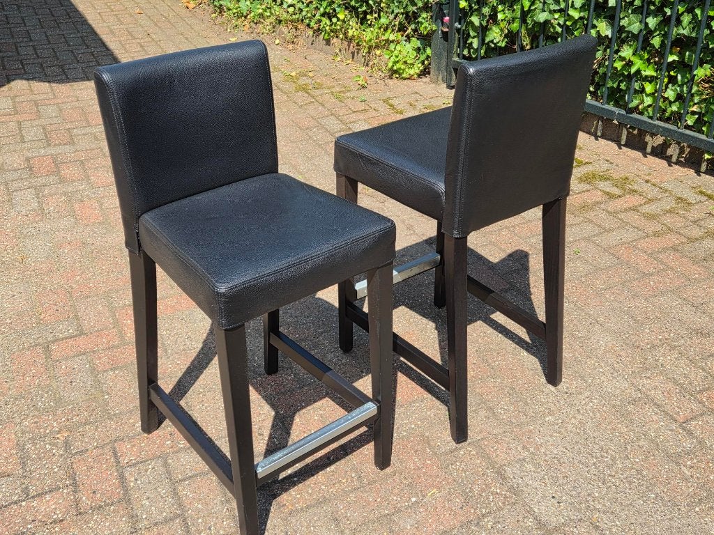 2x (kunst) leren barkrukken IKEA Bergmund (v.h. Hendriksdal), Ophalen