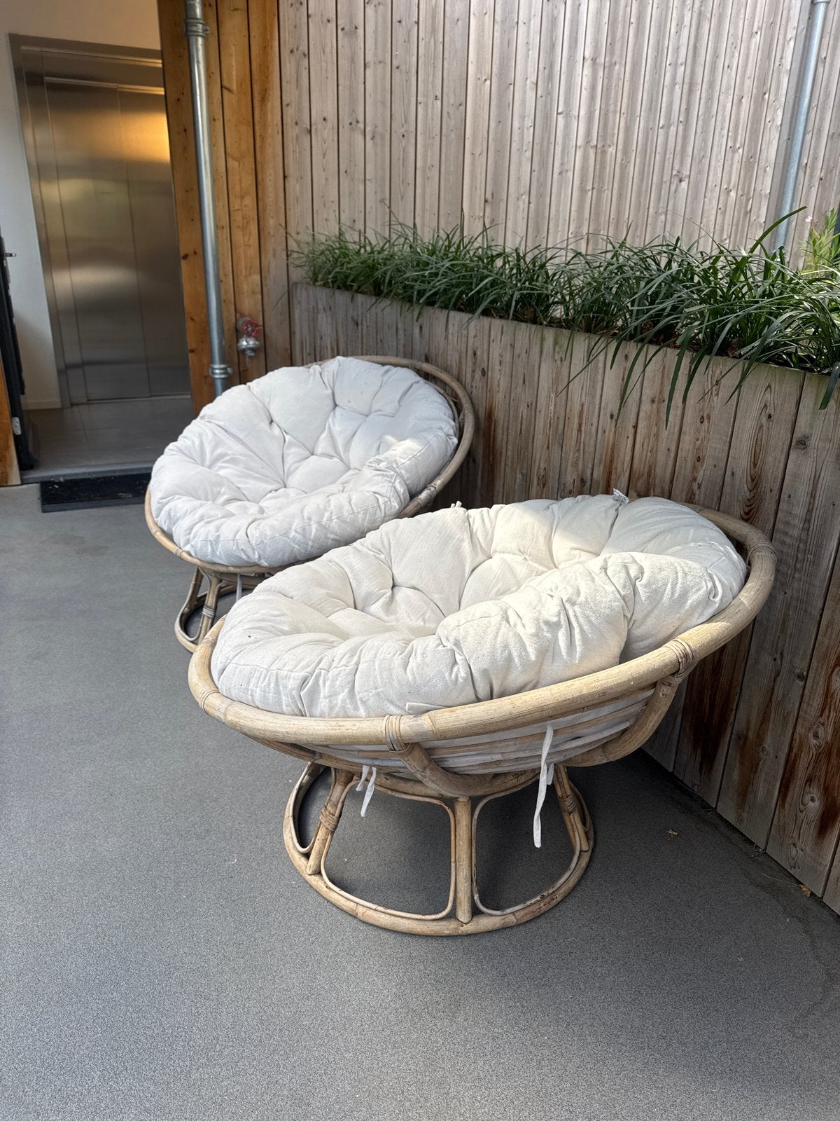 Twee bamboo rotan stoelen met witte kussens, Ophalen, Gebruikt, Twee, Wit