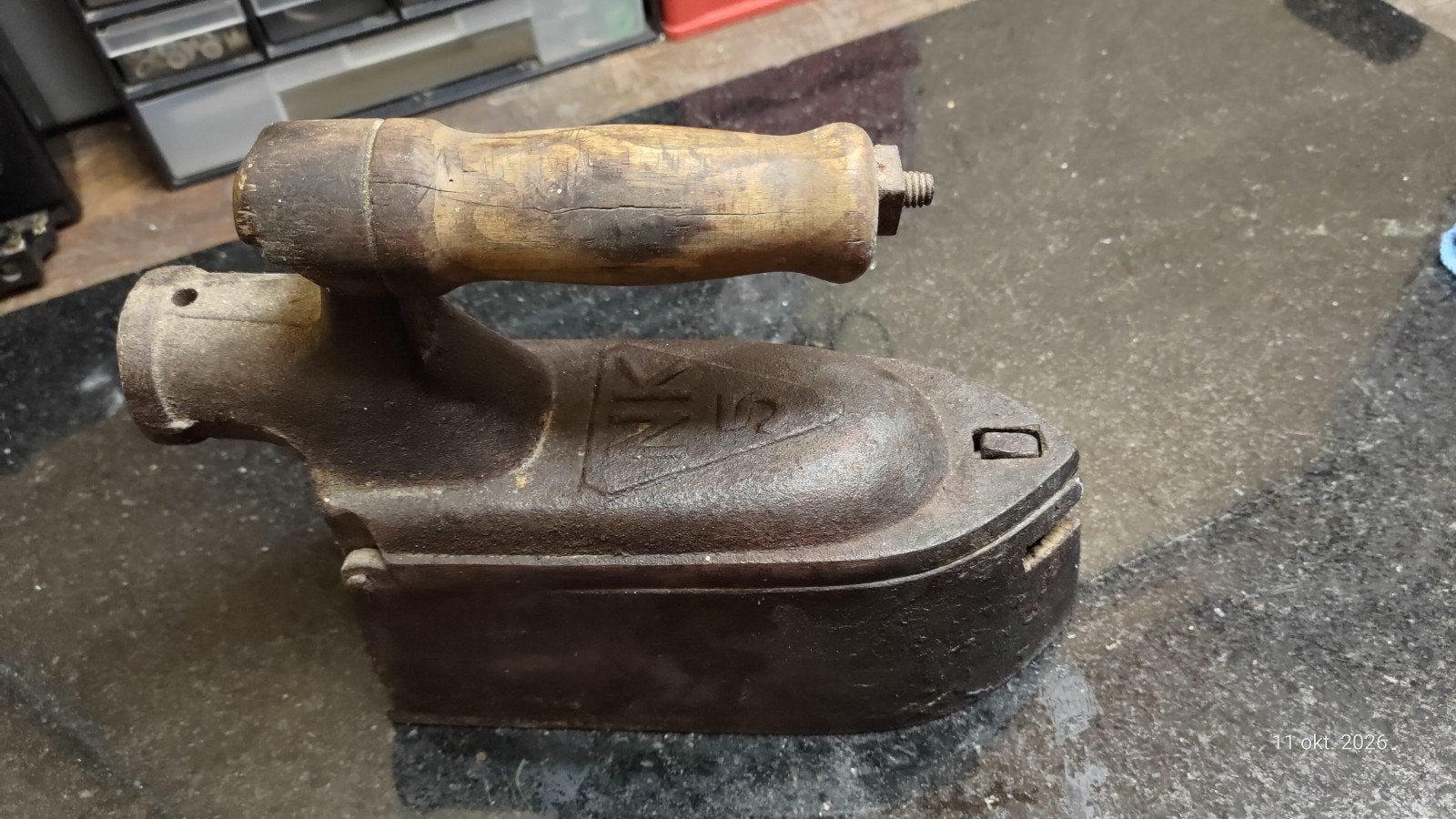 Antiek strijkijzer op kolen met houten handvat, Antiek en Kunst, Ophalen of Verzenden