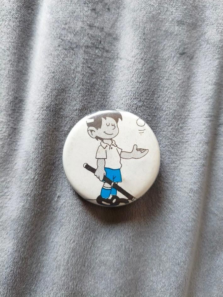 Button hockey in stripfiguur, Verzamelen, Speldjes, Pins en Buttons, Ophalen of Verzenden, Gebruikt, Sport, Button