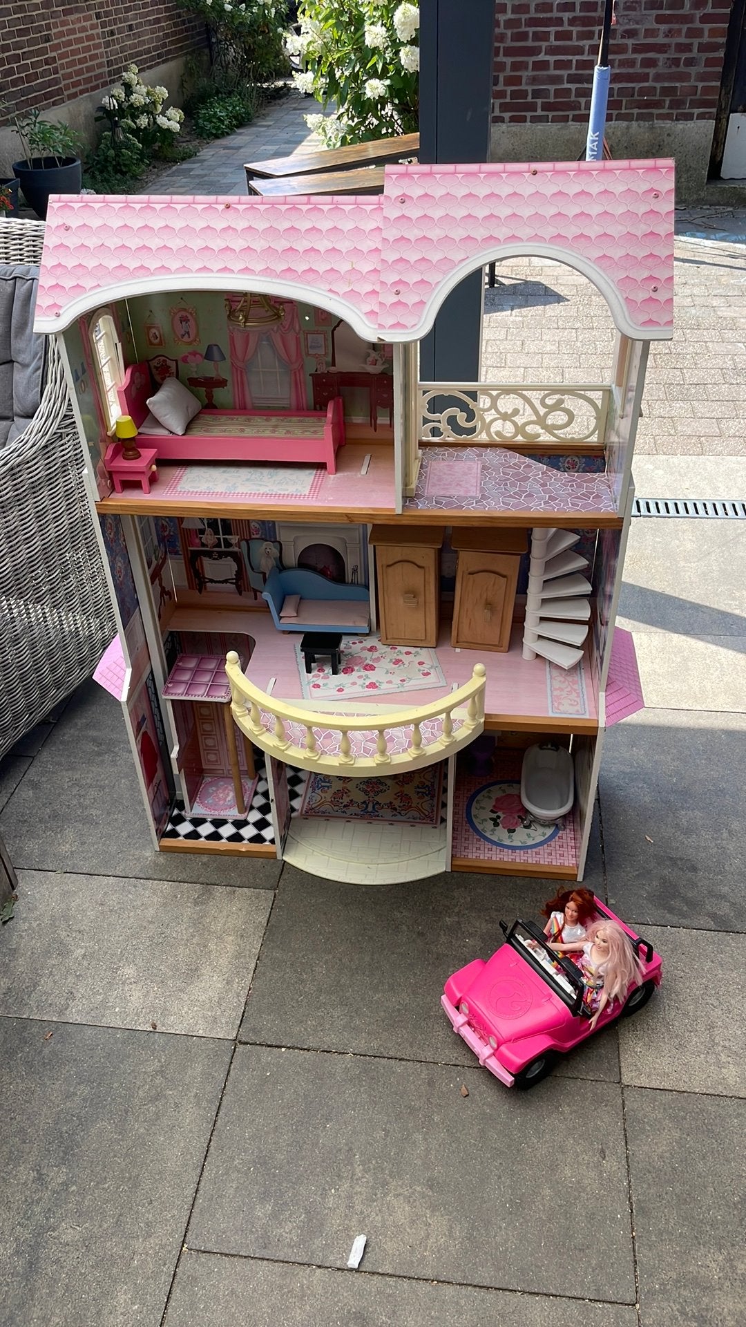 Poppenhuis met veel barbies, Ophalen, Gebruikt, Poppenhuis