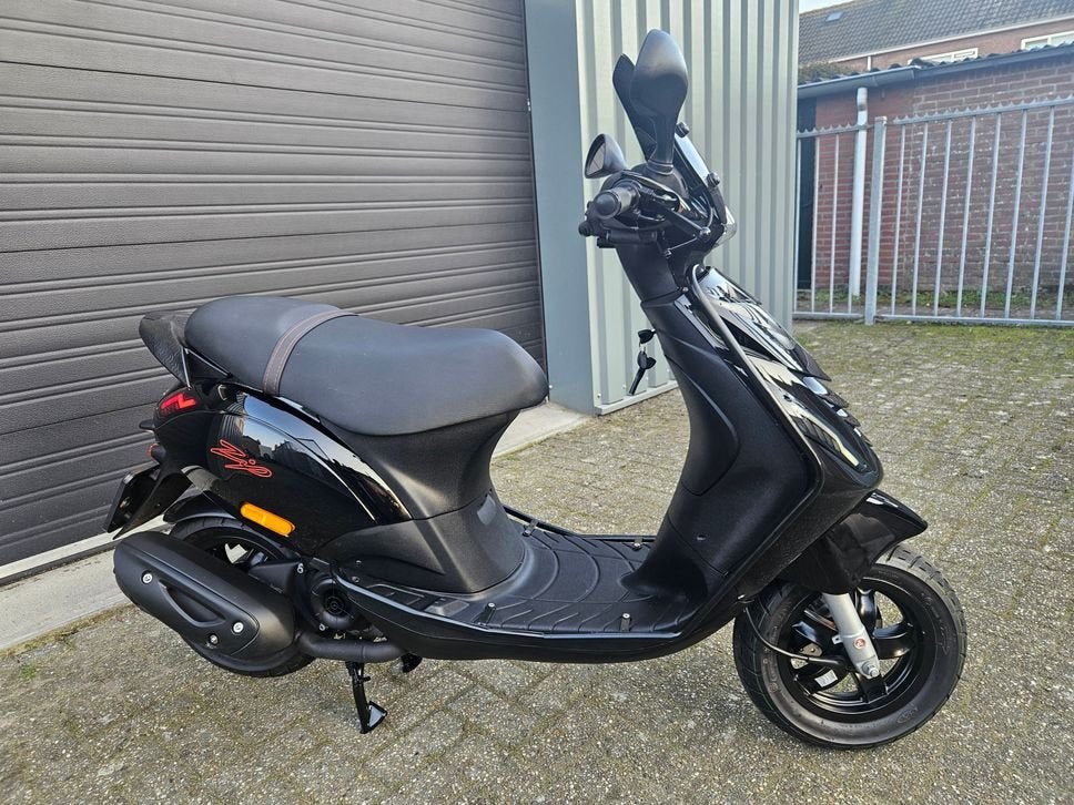 PIAGGIO ZIP 4T E5 BROM 2024 ZWART 4775 KM + OPTIES, Maximaal 45 km/u, Onbekend, Ophalen of Verzenden, Zo goed als nieuw