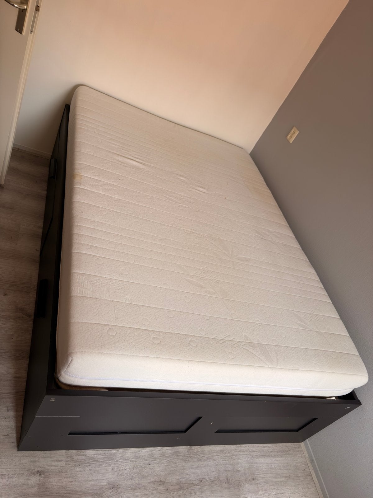 IKEA logeerbed 140x200 met 4 lades, Huis en Inrichting, Slaapkamer | Bedden, Ophalen, Gebruikt, Zwart, Tweepersoons