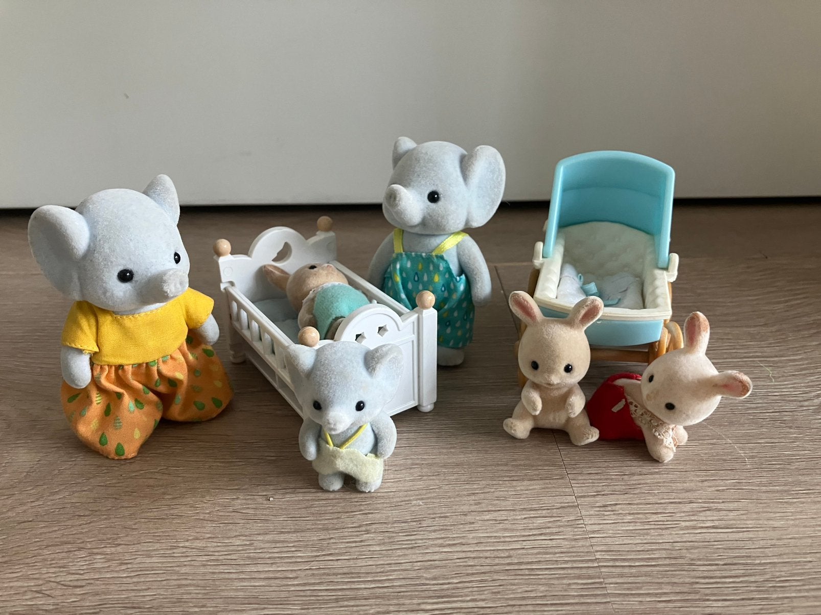 Sylvanian families kinderwagen, kinderbed en family olifant, Ophalen of Verzenden, Zo goed als nieuw, Poppenhuis