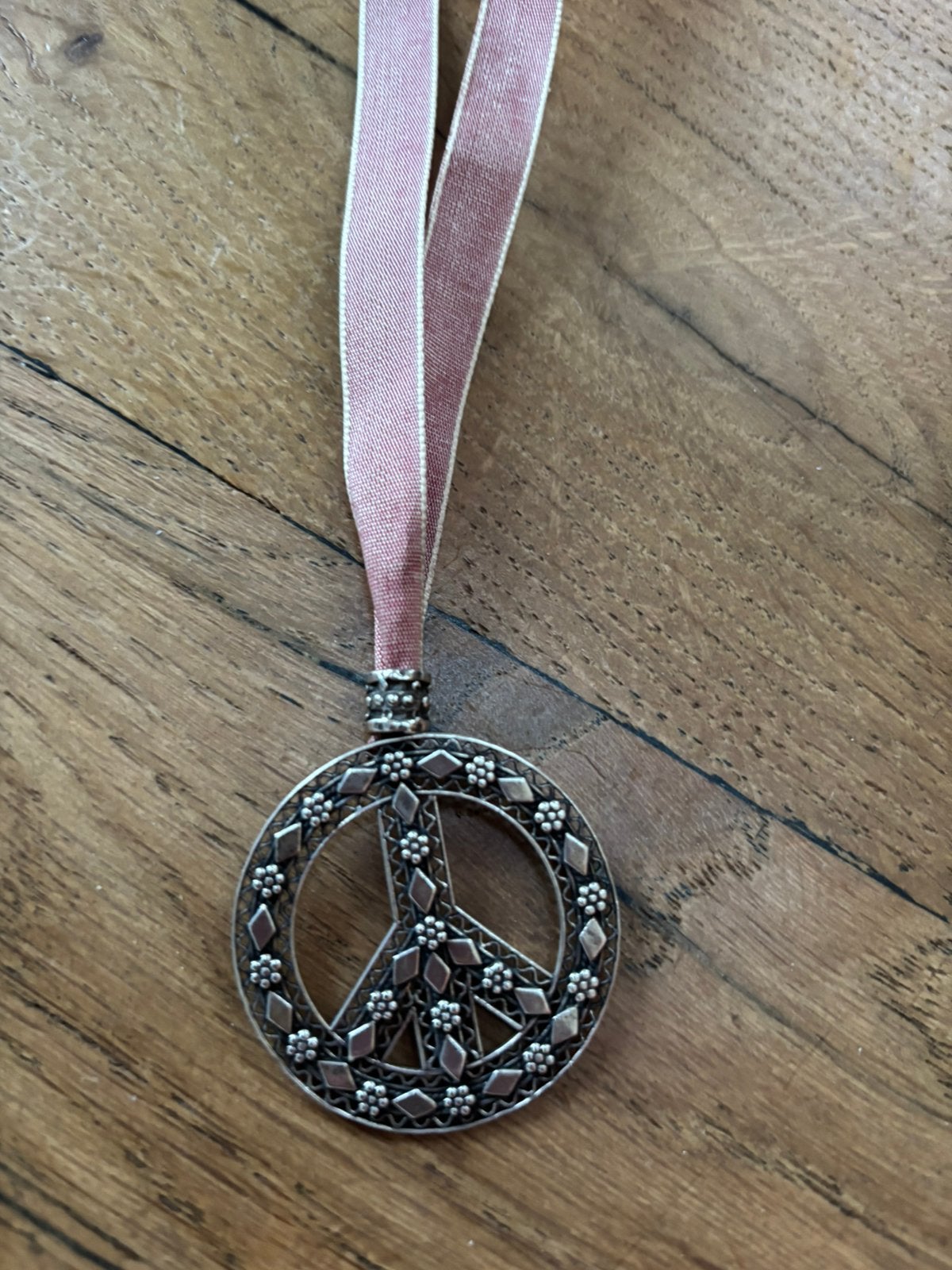 Zilveren filigrain hanger, vredesteken, met vier linten, Ophalen of Verzenden, Zo goed als nieuw, Zilver, Zilver