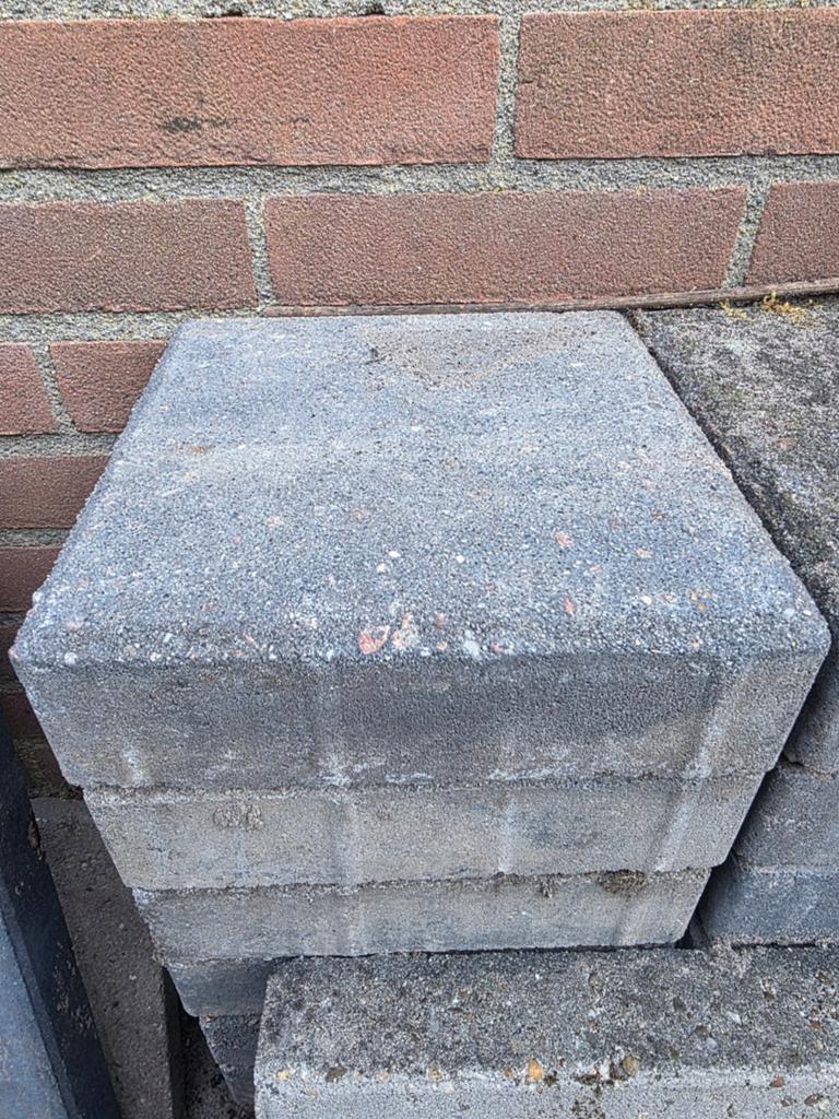 Tegels 21 cm x 21 cm x 6 cm. Gratis af te halen. 50m2, Ophalen, Gebruikt, 10 m² of meer, Beton