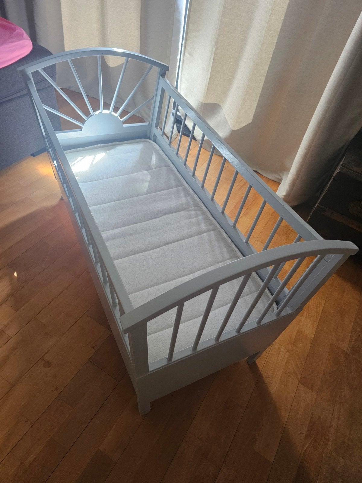 Mooi grijs baby bedje met matras, Kinderen en Baby's, Babywiegjes en Ledikanten, Ophalen of Verzenden, Zo goed als nieuw, Wieg