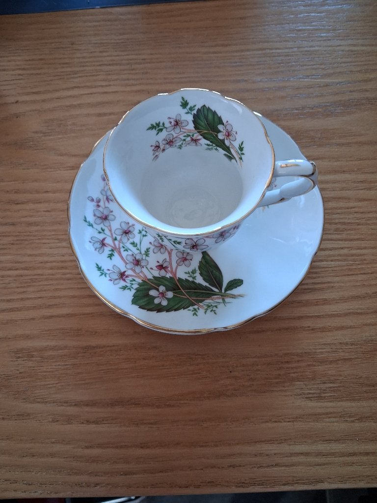 Royal Stafford theekop en schotel - bloemmotief, Huis en Inrichting, Keuken | Servies, Ophalen, Overige merken, Klassiek, Zo goed als nieuw