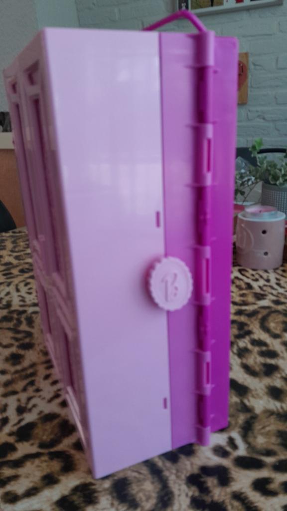 Barbie met barbie kast, Ophalen of Verzenden, Zo goed als nieuw, Barbie