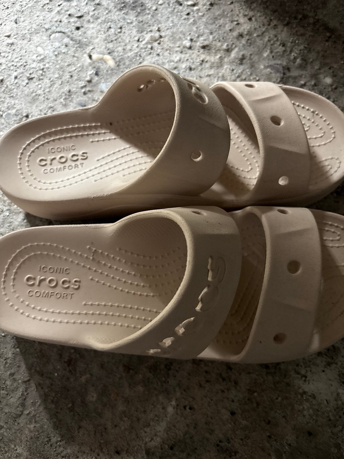 Crocs Classic Crocs Sandal in beige - Maat 7, Kleding | Dames, Schoenen, Ophalen, Zo goed als nieuw, Beige, Slippers