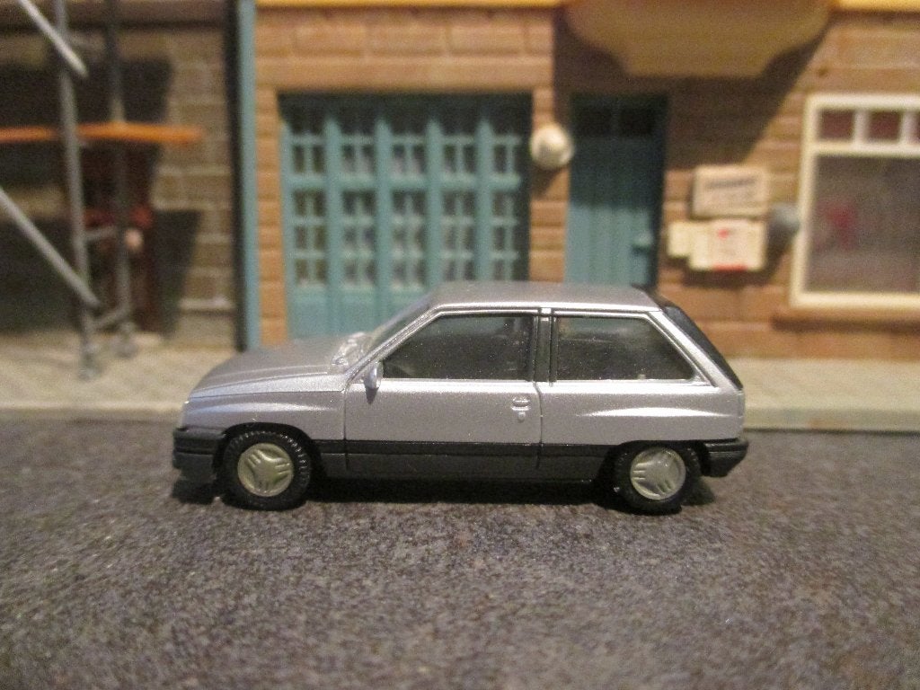 Opel Corsa A SR Hatchback - Herpa metallic-zilvergrijs, Ophalen of Verzenden, Zo goed als nieuw, Auto, Herpa