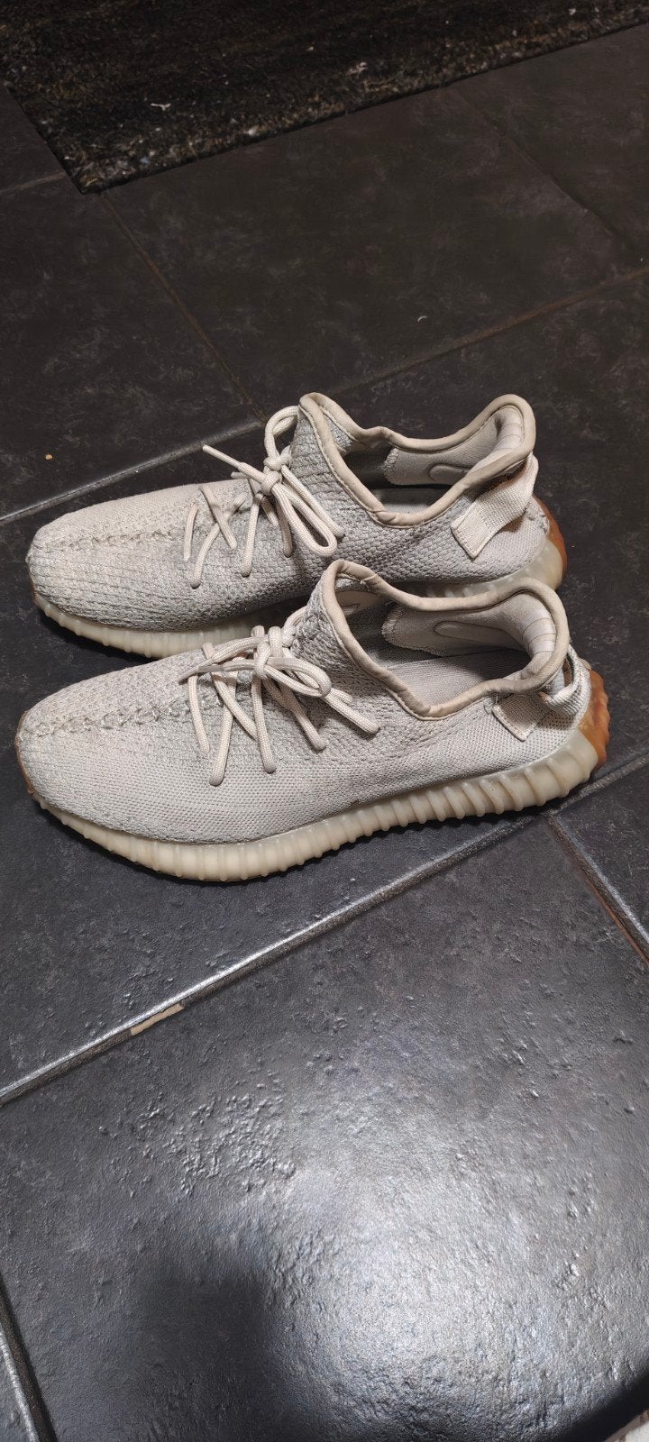 Adidas Yeezy Boost 350 V2 Light - Maat 44, Kleding | Heren, Schoenen, Ophalen of Verzenden, Gedragen, Overige kleuren