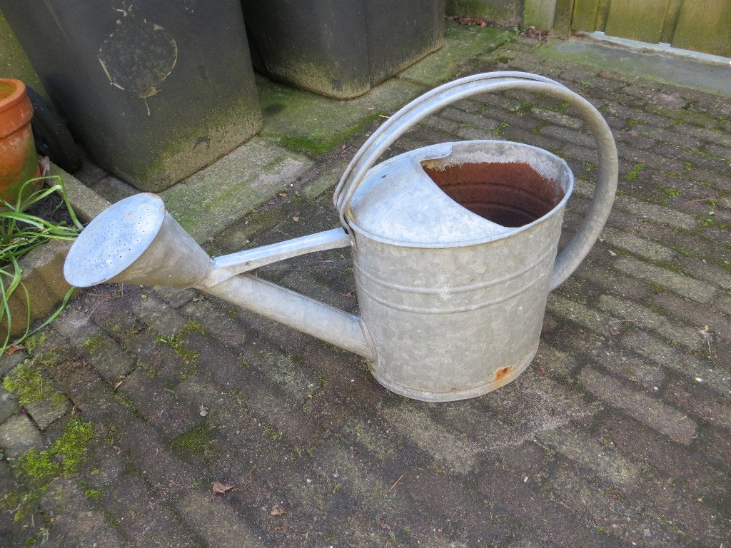 Oude zinken gieter met gaatjes in de bodem/brocante/vintage, Tuin en Terras, Gieters, Ophalen of Verzenden, Gebruikt, Metaal