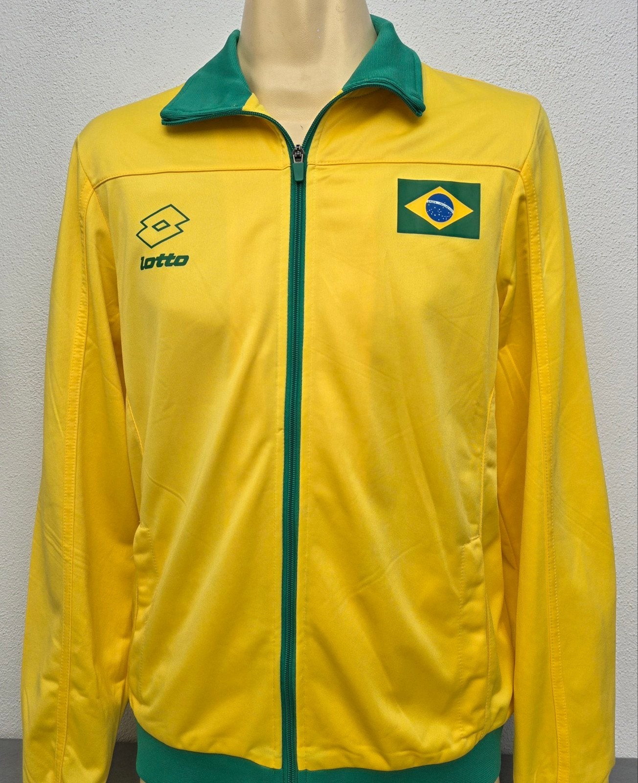 Lotto Brazilië Trainingsjack Maat M Geel Groen Voetbal, Kleding | Heren, Sportkleding, Lotto, Maat 48/50 (M), Geel, Ophalen of Verzenden