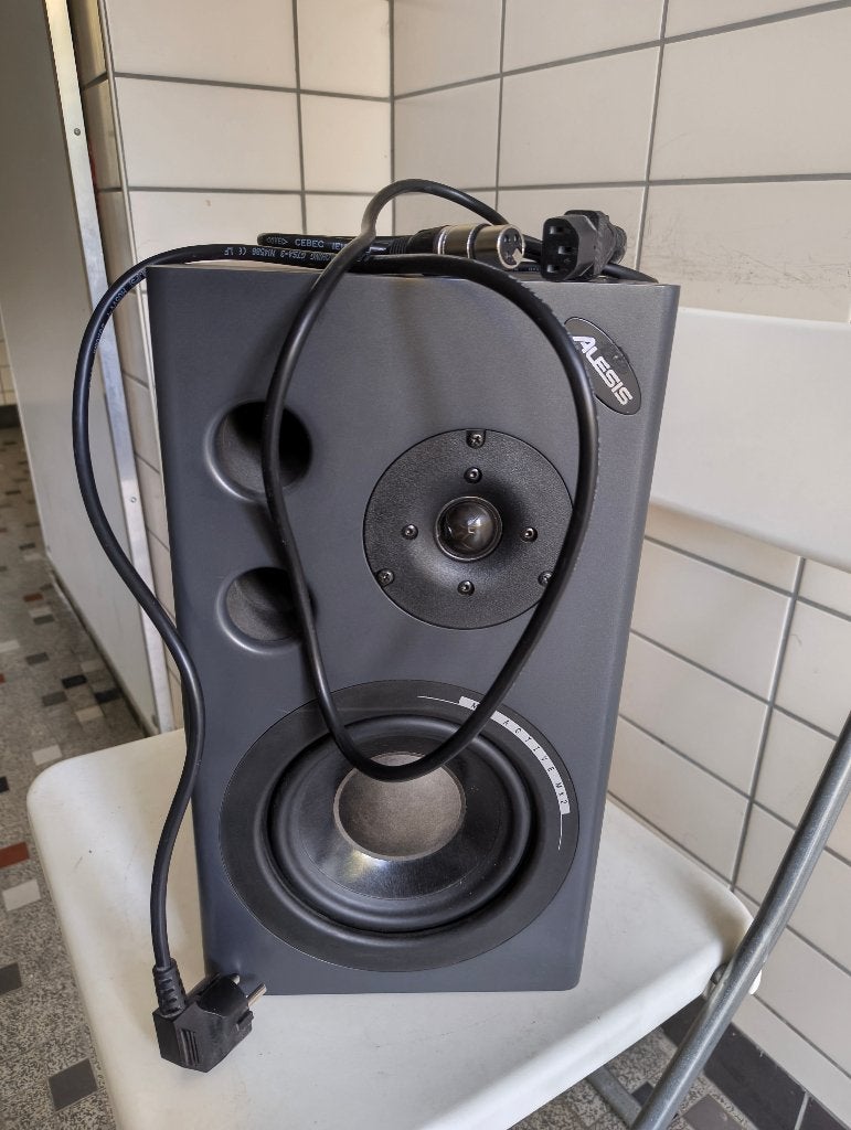 Monitorspeaker Alesis M1 Active (1x), Audio, Tv en Foto, Studiomonitor, Gebruikt, Inclusief kabels, 60 tot 120 watt