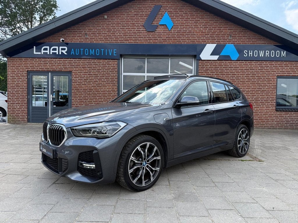 BMW X1 xDrive 25e PHEV 220PK M-Sport Navi | Camera | Panoram, Auto's, 12 maanden, Gebruikt, Leder en Stof, 59 km/l
