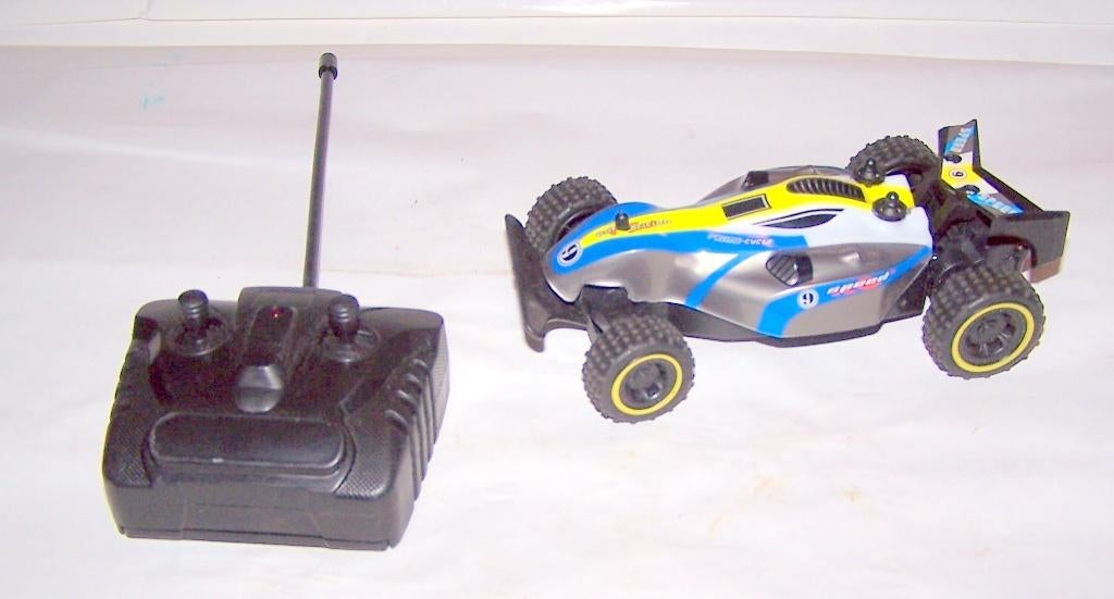 Radiografisch bestuurbare raceauto. Izgs., Ophalen of Verzenden, Zo goed als nieuw